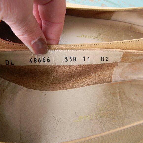 SALVATORE FERRAGAMO TAN NEUTRAL LEATHER TASSEL LOGO PUMPS LOW HEELS ITALY 11 AA - Picture 6 of 9